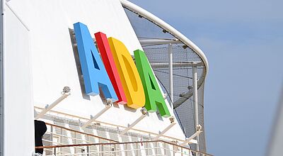 Deutschlands bekannteste Kreuzfahrtmarke investiert derzeit massiv in die Modernisierung der Sphinx-Schiffe Am Schornstein eines Kreuzfahrtschiffes prangen die bunten Aida-Buchstaben.