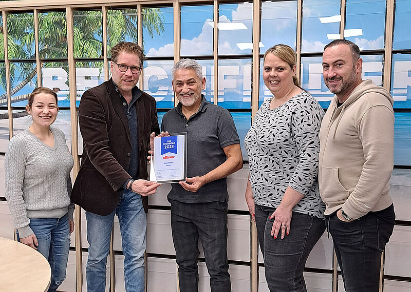 Ausgezeichnet: das Reisebüro Beachfinder in Koblenz mit (von links) Marie Merges, Rainer Kopatschek (Alltours-Vertriebsaußendienst), Michael Merges (Inhaber), Yvonne Becker und Markus Schmidt (Inhaber)