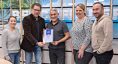 Ausgezeichnet: das Reisebüro Beachfinder in Koblenz mit (von links) Marie Merges, Rainer Kopatschek (Alltours-Vertriebsaußendienst), Michael Merges (Inhaber), Yvonne Becker und Markus Schmidt (Inhaber)