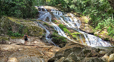 Belize bietet mehr als das bekannte Great Blue Hole, hier ein Wasserfall im Bocawina Nationalpark. Foto: CampPhoto/iStock
