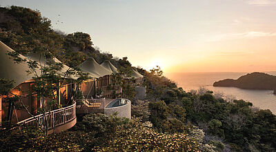 Drei luxuriöse Glamping-Zelte an einem Hügel über dem Pazifik