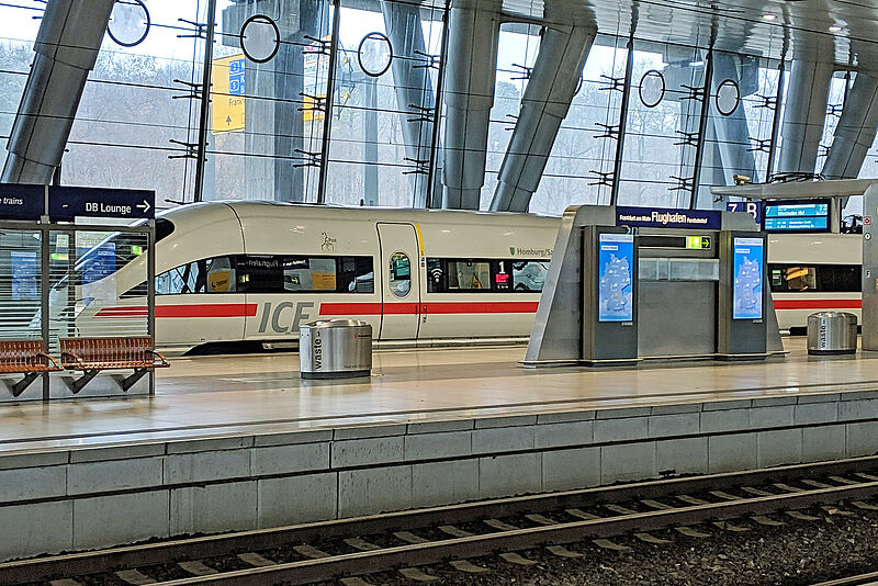 ICE am Flughafen Frankfurt: Die Bahn will Touristik-Partnern den „Zug zum Flug“ schmackhafter machen. Foto: Wikimedia