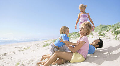 Insbesondere Familien mit Kindern halten sich mit Urlaubsbuchungen noch zurück