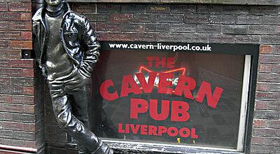 John Lennon erinnert als Bronzestatue vor dem Eingang zum Cavern Pub an die Erfolge der Fab Four.
