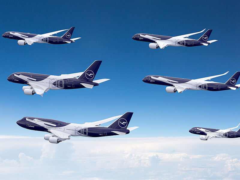 Modellbild von sechs Lufthansa-Flugzeugen in blau-weißer Sonderlackierung zum 100-jährigen Geburtstag.
