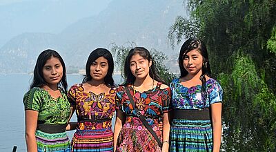 Farbenprächtig ist die Maya-Tracht der Frauen am Atitlansee in Guatemala