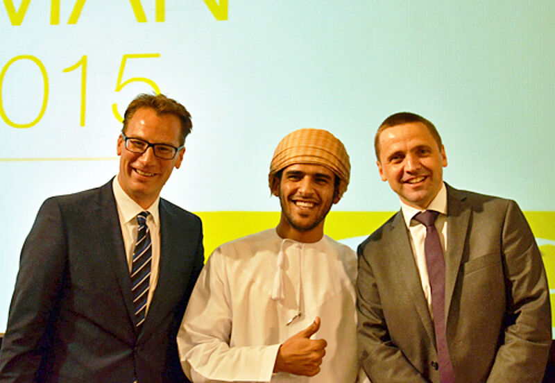 Die Reiseland-Chefs Lars Helmreich (links) und Thomas Bösl (rechts) nehmen ihren Gastgeber Salim Sami Said Kashoub vom Ministry of Tourism in Oman in die Mitte