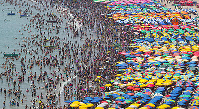 überfüllter Markusplatz mit vielen Menschen Venedig