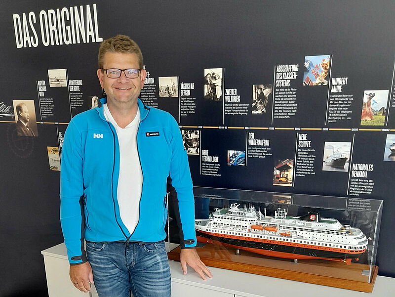 Hurtigruten-Vertriebschef Bert Freter im Büro in Hamburg. Foto: ck