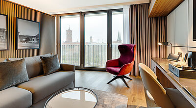 Diese Junior Suite des Radisson Collection Hotel Berlin bietet einen Blick auf das Rote Rathaus