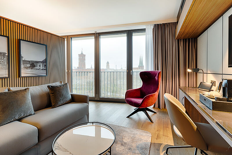 Diese Junior Suite des Radisson Collection Hotel Berlin bietet einen Blick auf das Rote Rathaus
