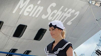 Die Mein Schiff 2 – hier bei der Taufe 2011 – fährt nun bis 2022 für TUI Cruises