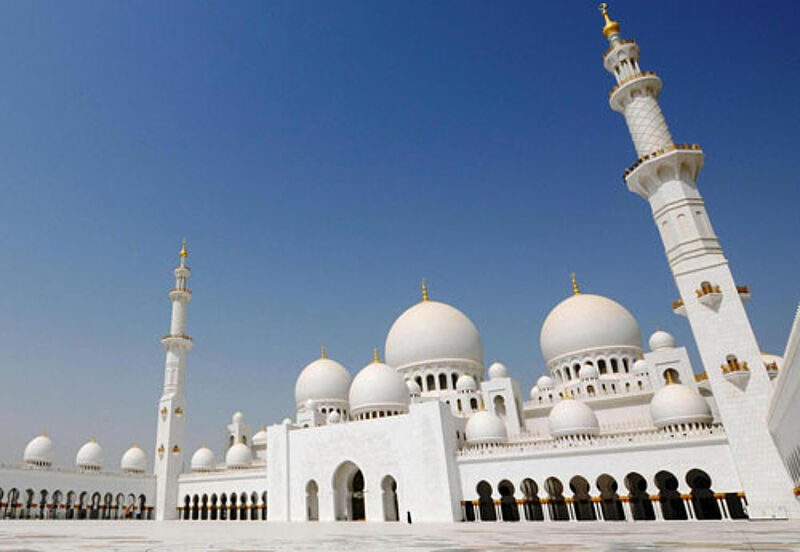 Auch zu Gebetszeiten ist die Sheikh Zayed Moschee nun für Besucher zugänglich