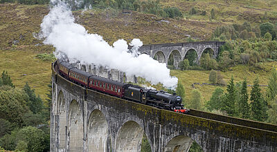 Der Zug auf dem Glenfinnan-Viadukt ist ein beliebtes Fotomotiv