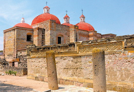 Präkolumbische Säulen vor einer Kirche in Mitla