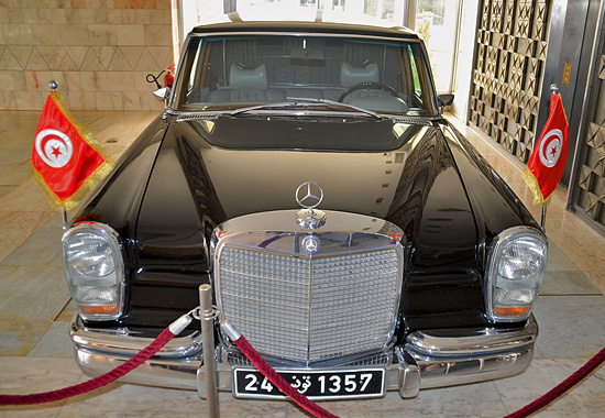 Bourguibas Dienstwagen, ein schwarzer Mercedes 600 mit 250 PS, im Skanes-Palast