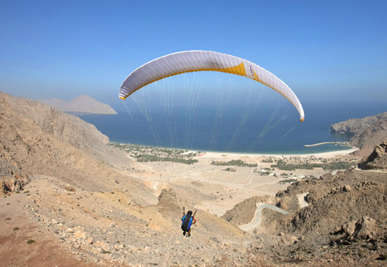 Für Mutige: Gleitschirmflug ins Six Senses Zighy Bay in der omanischen Exklave Musandam