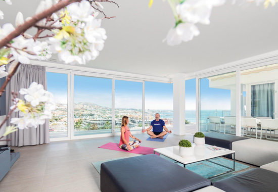 Zum Luxusangebot gehören auch private Yoga-Sessions in der eigenen Suite im Fünf-Sterne-Hotel Baobab Suites auf Teneriffa