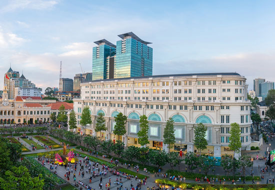 In das Gebäude im Vordergrund wird ab 2020 das Mandarin Oriental Saigon einziehen