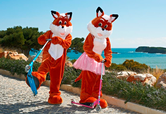 Martinhal-Kidsclub-Maskottchen Rafi and Rosita im Martinhal Sagres Beach Family Resort