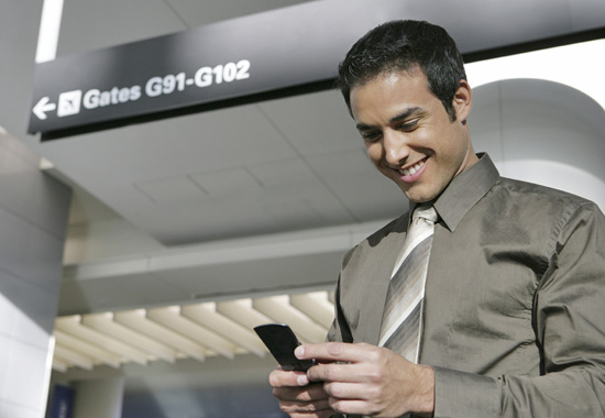 Das Smartphone kommt heute nicht erst am Gate, sondern immer öfter schon vor der Reise für die Recherche zum Einsatz. Das Smartphone kommt heute nicht erst am Gate, sondern immer öfter schon vor der Reise für die Recherche zum Einsatz.