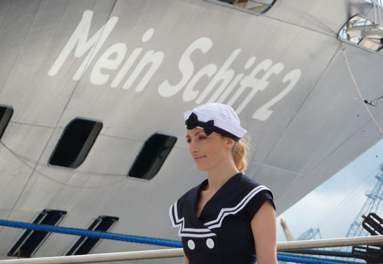 Die Mein Schiff 2 – hier bei der Taufe 2011 – fährt nun bis 2022 für TUI Cruises