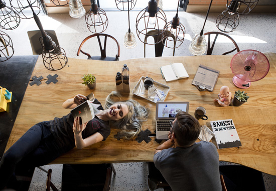 Blick in das Moxy in München: Die Lobby ist gleichzeitig der Living-Room Blick in das Moxy in München: Die Lobby ist gleichzeitig der Living-Room