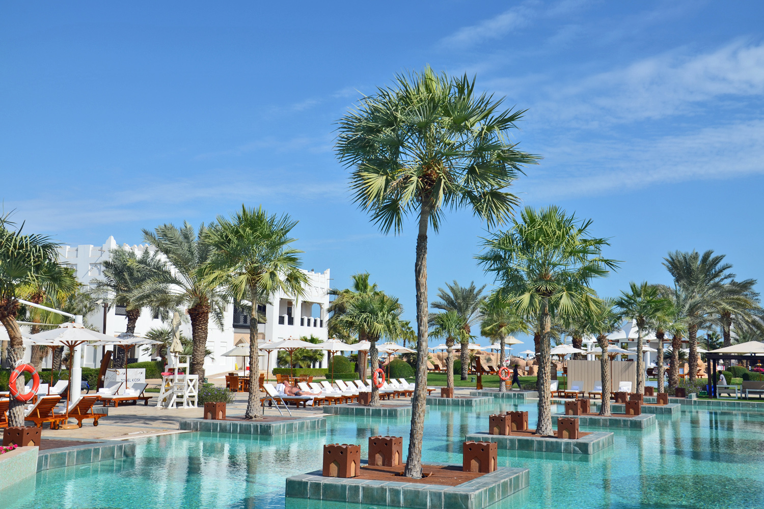 Pool im Sharq Village & Spa, a Ritz-Carlton Hotel