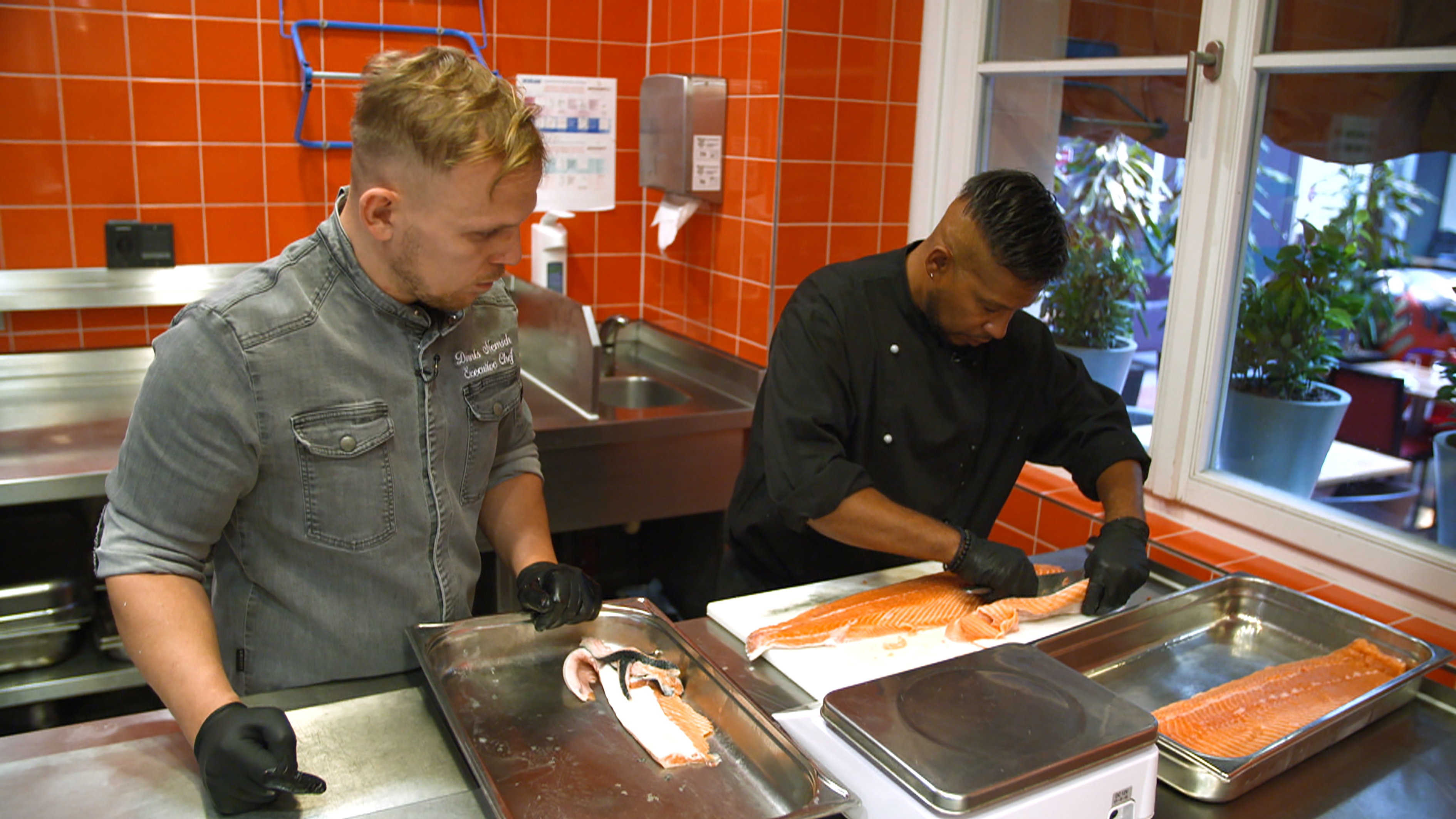 Tarek in der Küche mit Kollege Dennis