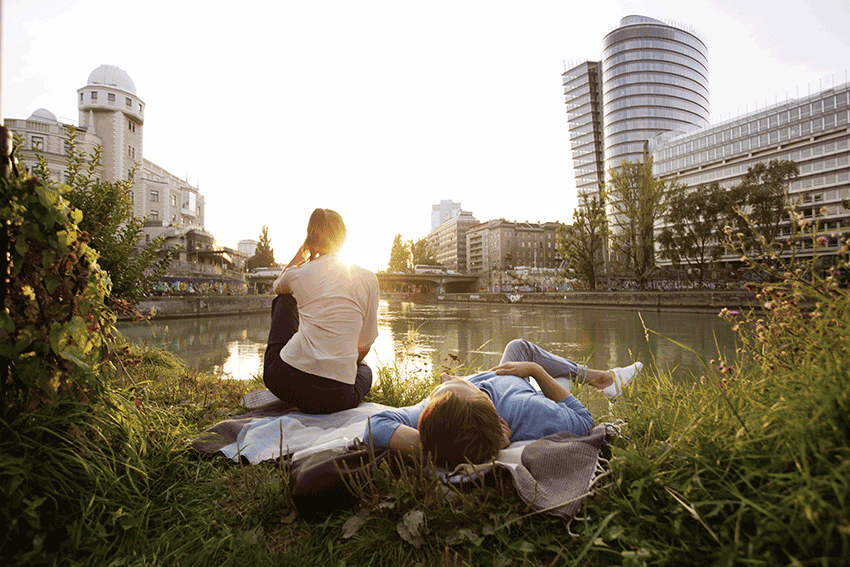 Wer zwischendurch mal eine Pause braucht, macht es sich am Donaukanal gemütlich