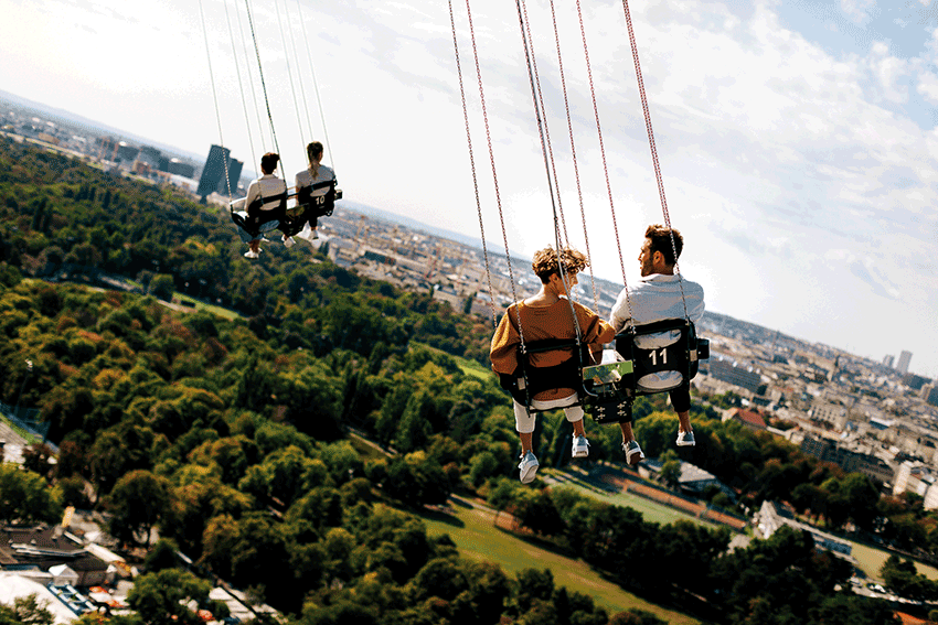 Eine Fahrt mit dem Kettenkarussell im berühmten Wiener Prater sollte man sich nicht entgehen lassen