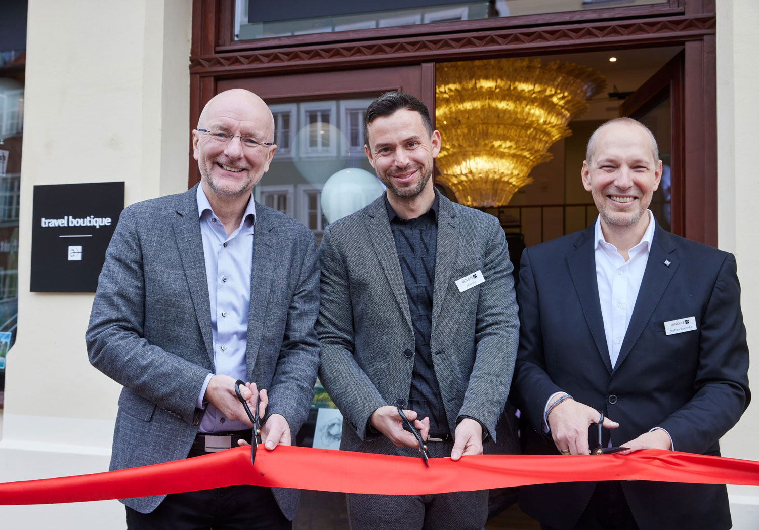 Bei der Eröffnung (von links): Alexander Putz, Oberbürgermeister von Landshut, Reisebüro-Inhaber Johann Eberl und Airtours-Chef Steffen Boehnke. Foto: Airtours