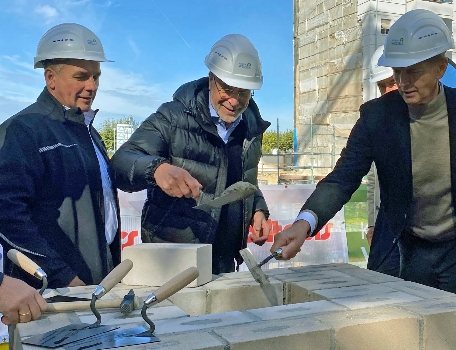 Im Beisein politischer Prominenz und zahlreicher Gäste legte Willi Verhuven (Mitte) gestern Mittag den Grundstein für die neue Firmenzentrale. Foto: mg