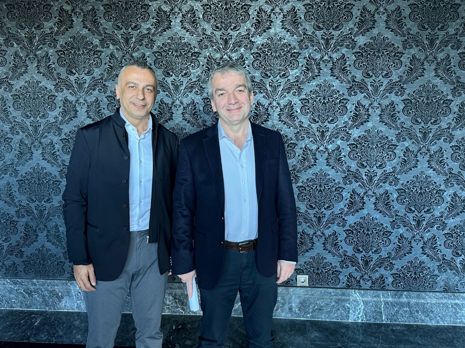 Murat Kizilsac (rechts) übergibt in Düsseldorf an Yasir Karacor