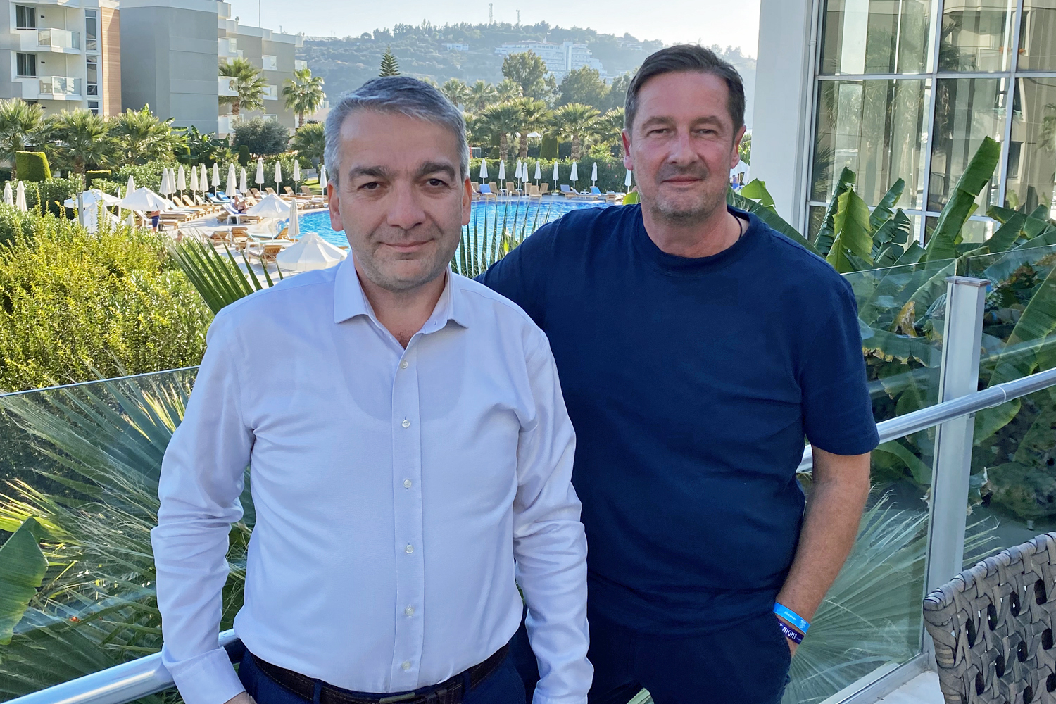 Murat Kizilsac (links), Chef von Anex Tour Deutschland, mit Carsten Burgmann, der die Marke Neckermann Reisen voranbringen soll. Foto: mg Murat Kizilsac (links), Chef von Anex Tour Deutschland, mit Carsten Burgmann, der die Marke Neckermann Reisen voranbringen soll. Foto: mg