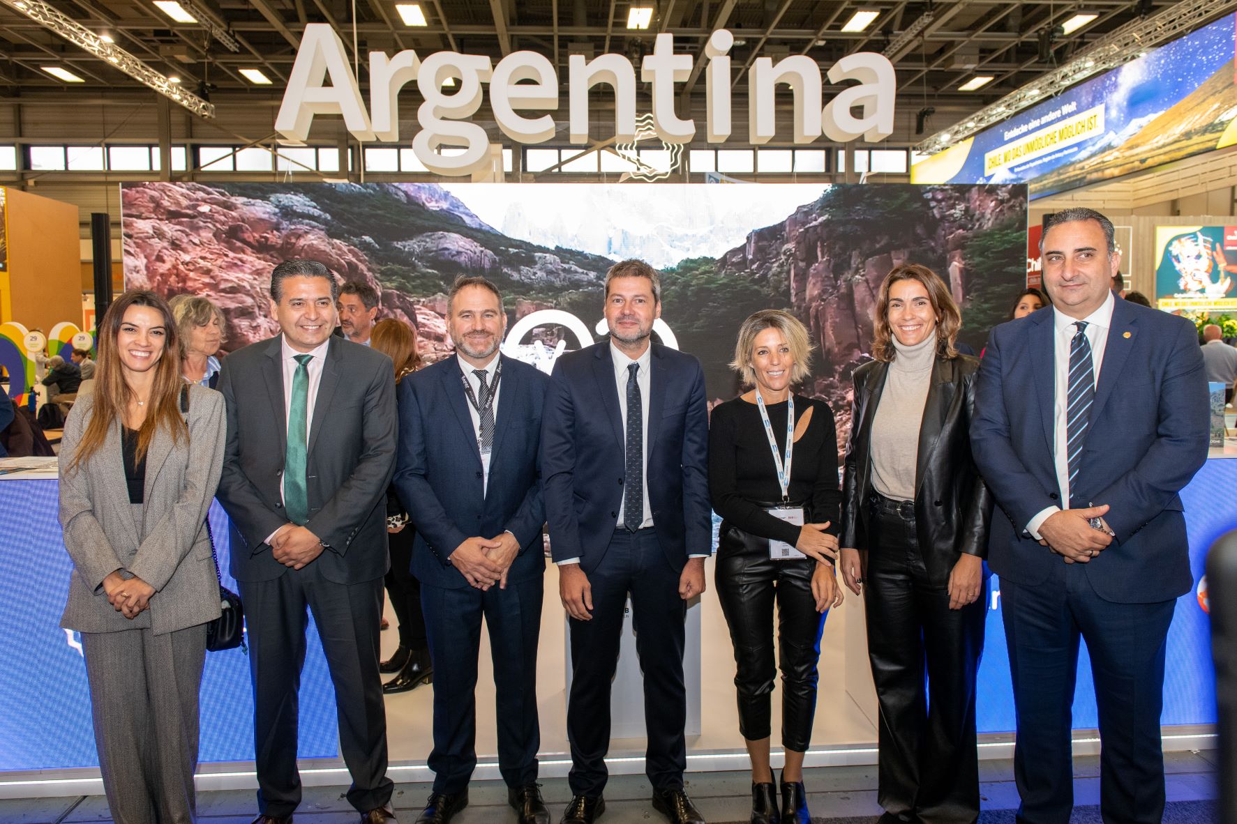 Argentiniens Tourismusminister Matias Lammens (Mitte) mit einem Teil seines Teams auf der ITB