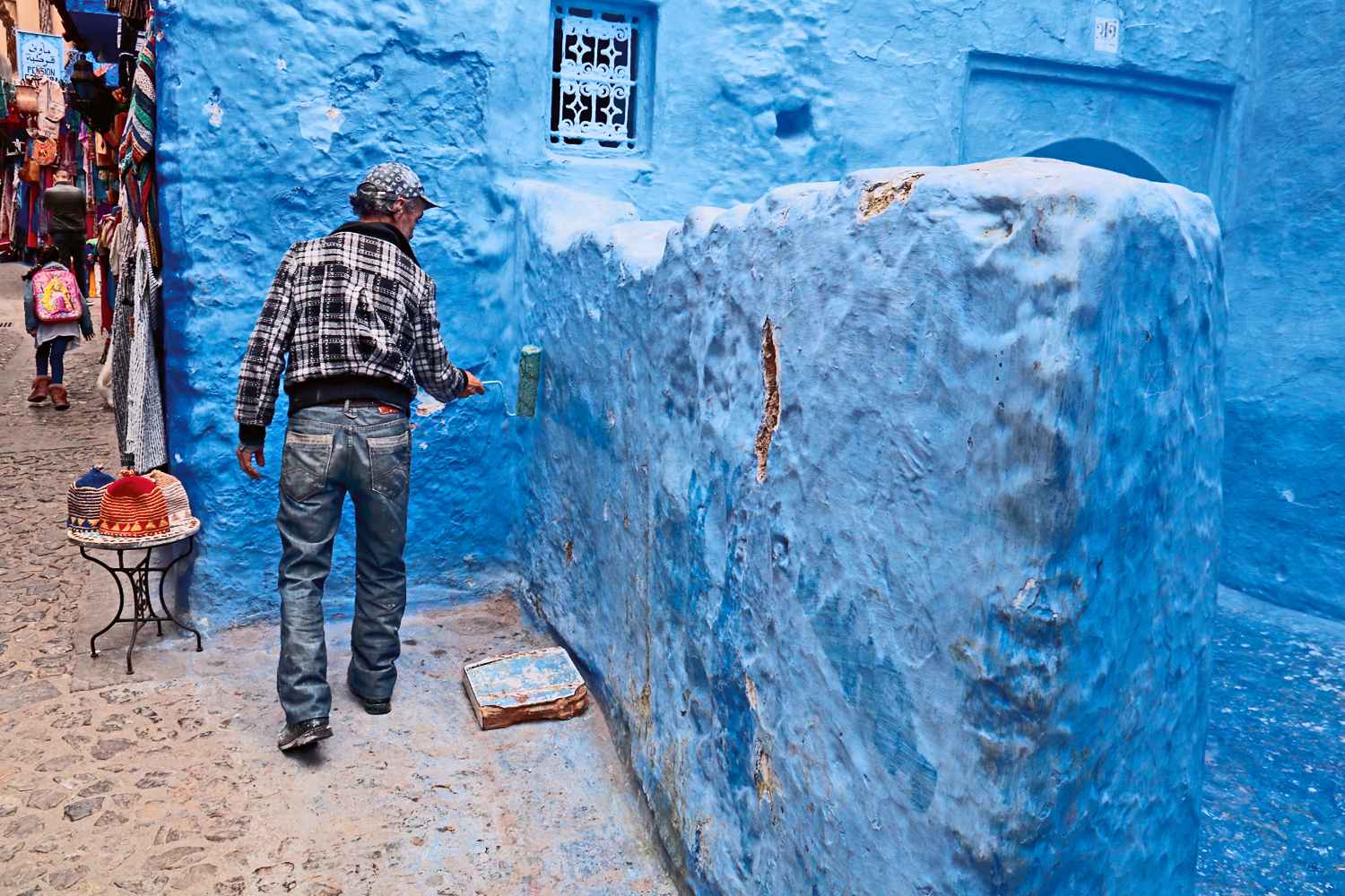 Der Maler macht blau: Mohammad schwingt den Pinsel, damit die Farben Chefchaouens nicht verblassen
