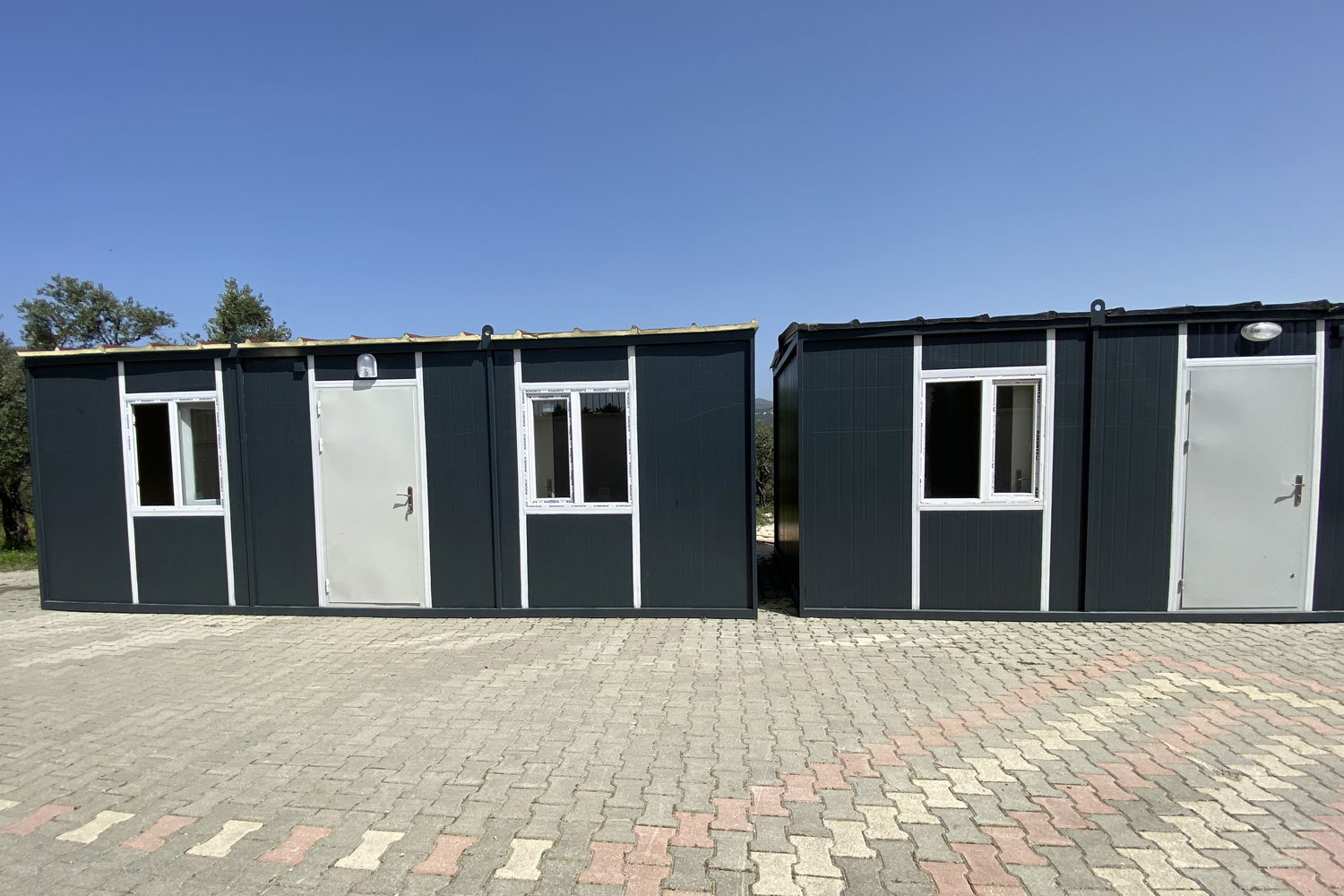 Blick auf die ersten Wohncontainer, die mit Geld des Vereins „Hilfe der Touristik“ aufgestellt werden konnten Blick auf die ersten Wohncontainer, die mit Geld des Vereins „Hilfe der Touristik“ aufgestellt werden konnten