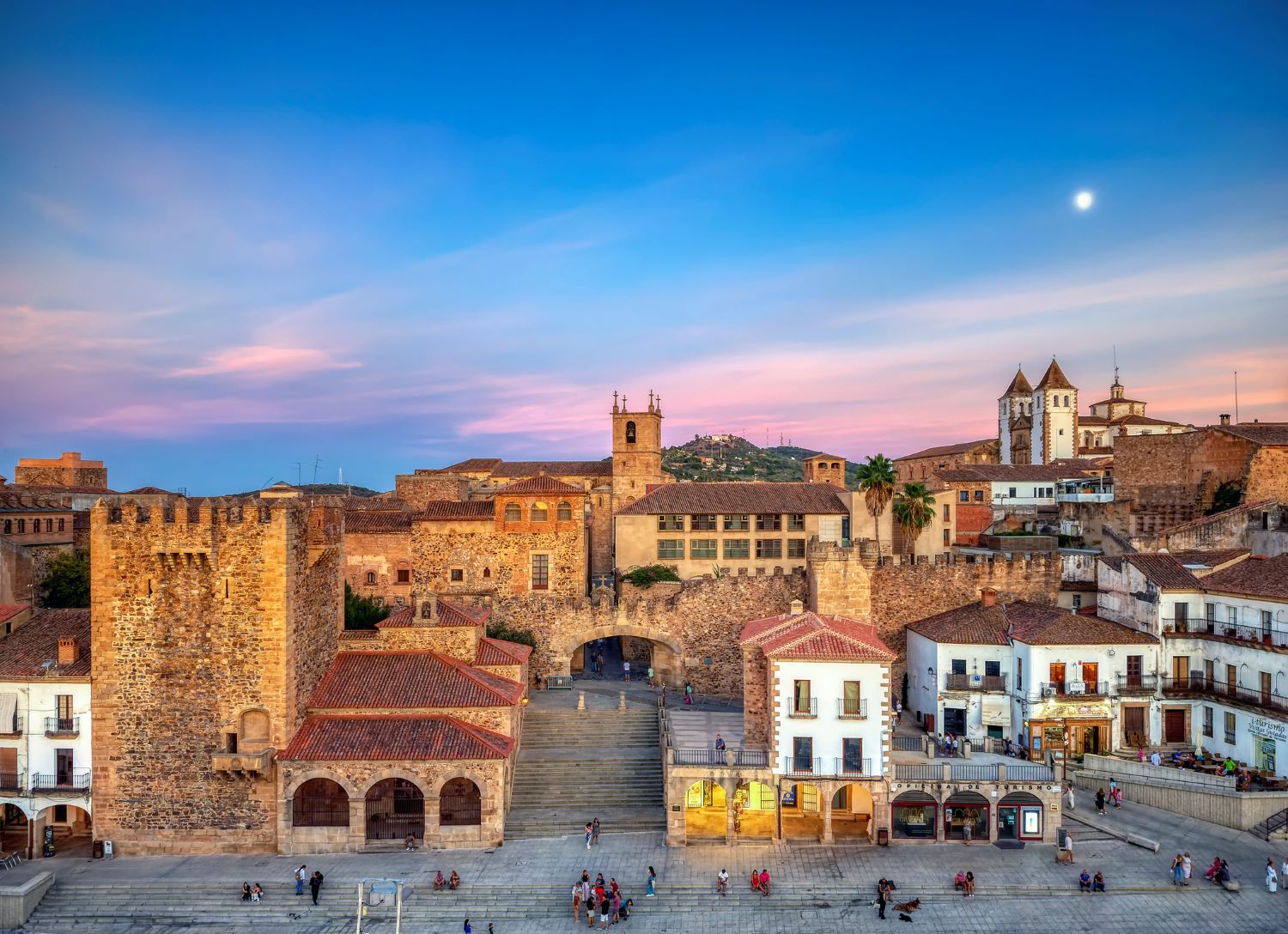 Caceres: Vom Plaza Mayor führt eine Treppe in die Unesco-geadelte Altstadt Caceres: Vom Plaza Mayor führt eine Treppe in die Unesco-geadelte Altstadt