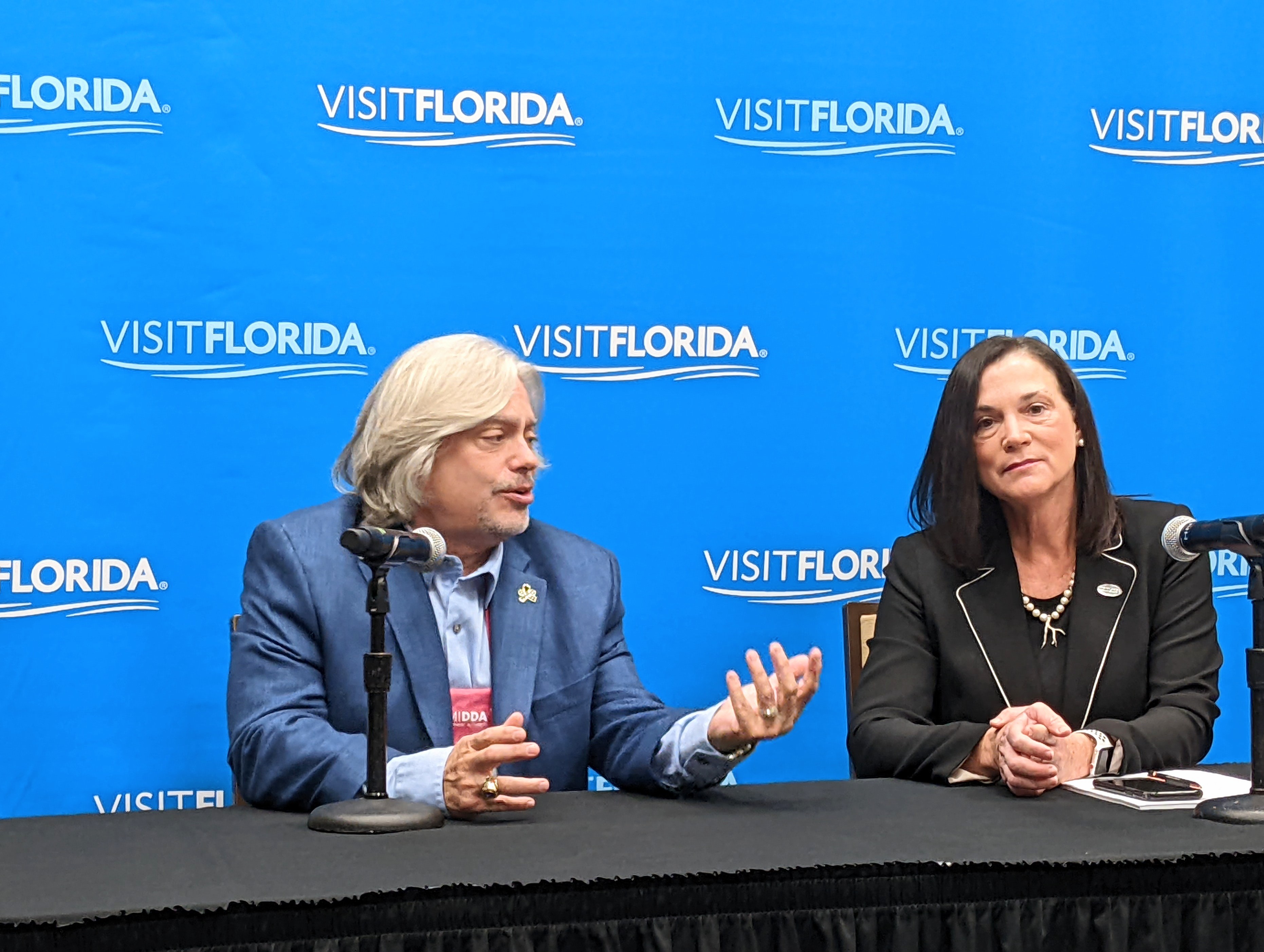 Santiago Corrada, CEO von Tampa Bay, und Dana Young, Präsidentin von Visit Florida, auf der Reisemesse Florida Huddle in Tampa