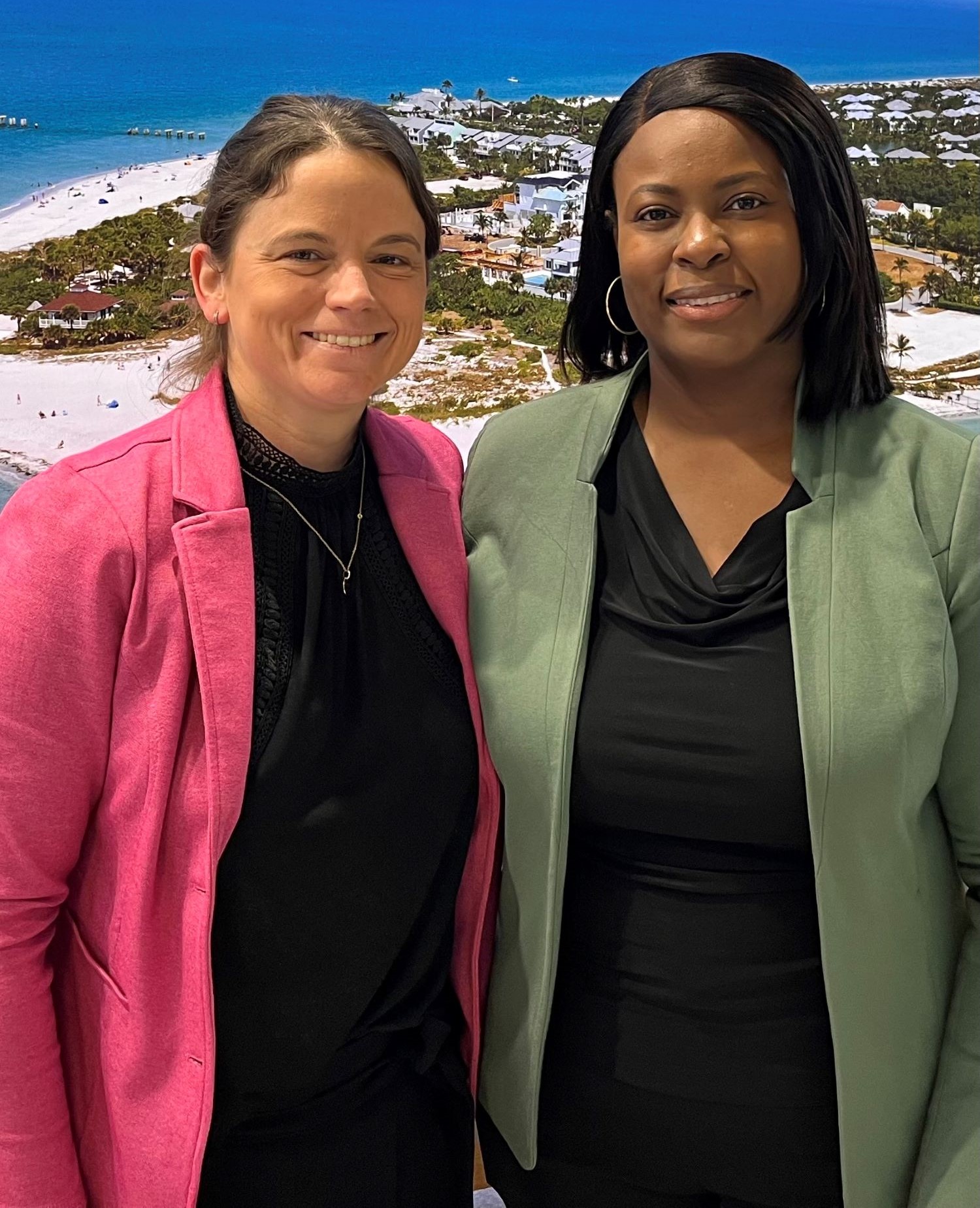 Charm Evans, Global Sales Manager Fort Myers, Beaches and Neighborhoods (rechts), und Trade-Ansprechpartnerin für den DACH-Markt, Nadia Bourgault
