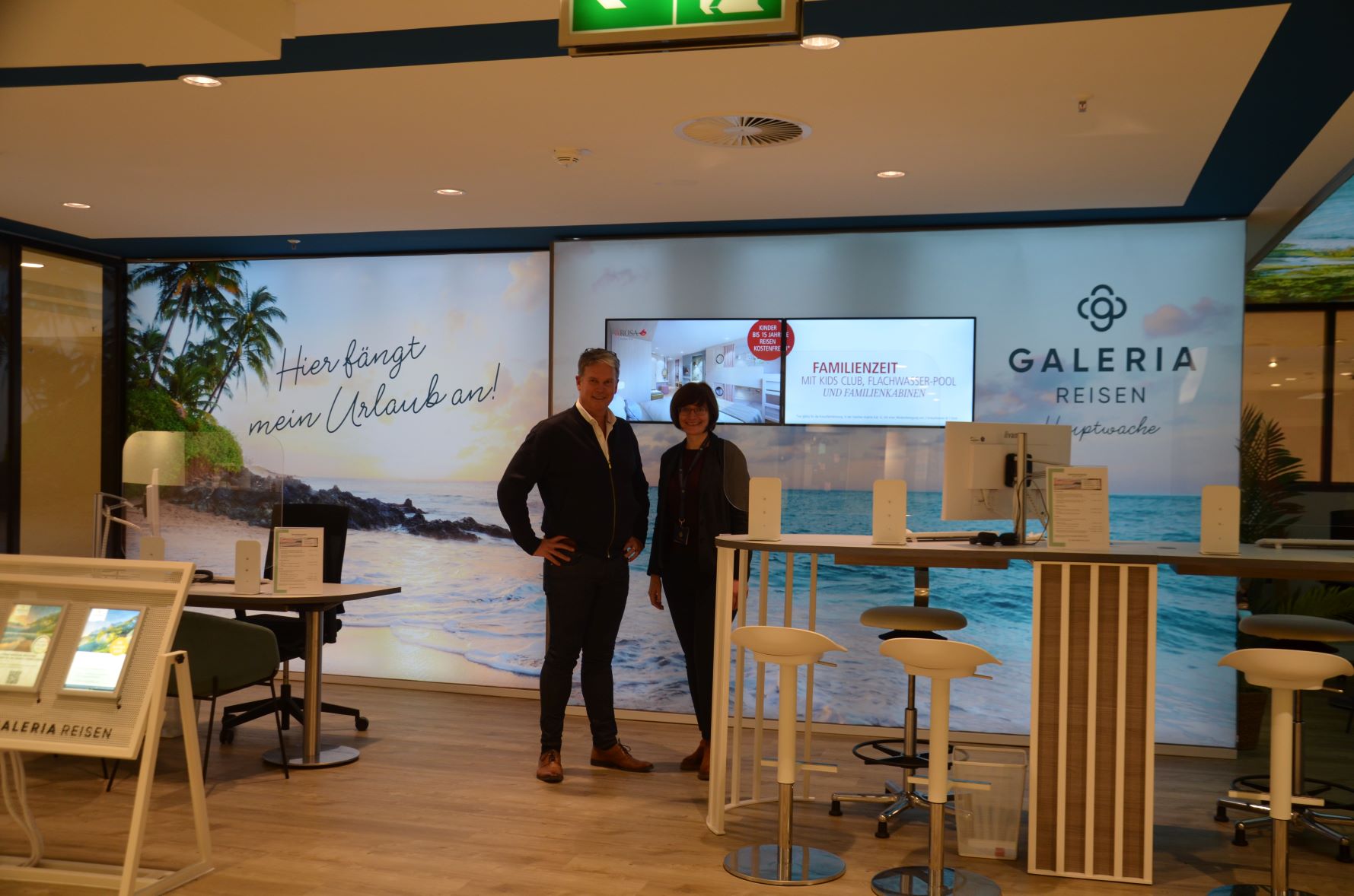 Reisebüro ohne Außenwände: Galeria-Reisen-Geschäftsführer Rolf-Dieter Maltzahn und Büroleiterin Sandra Fleck in Frankfurt am Main
