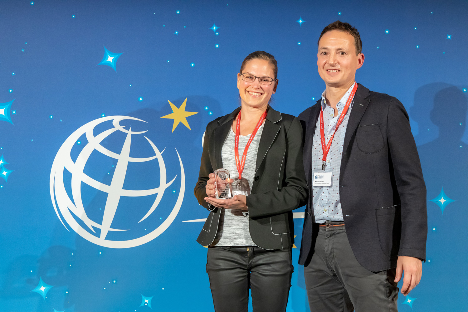 Miriam und Michael Fessler von der Reisewelt Fessi nahmen den Preis bei der Globus Night entgegen