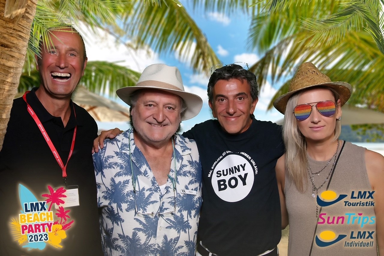 Beachparty unter Palmen (von links): Matthias Gürtler (touristik aktuell), Franciso „Paco“ Carmona (Valentin Hotels), Alexander Sieland (Suntrips) und Lena Zeitler vom Reisebüro „Dein Reiseangebot“ in Leipzig. Foto: LMX