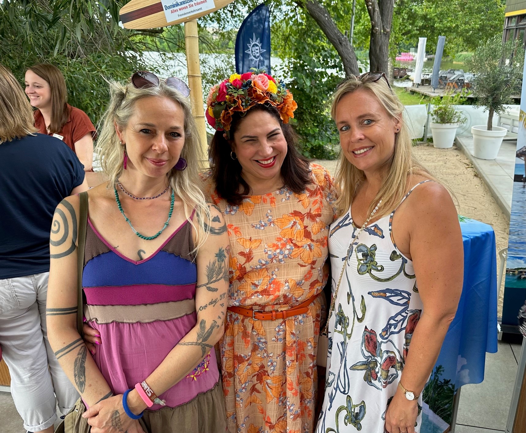 Yudelka Lopez von der Dominikanischen Republik mit Sonja Krause vom Reisebüro US Bike Travel in Röttenbach (links) und Kerstin Schmitz vom Reisebüro „Auszeit endlich Urlaub“ in Hemhofen. Foto: mg