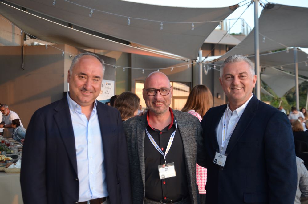 Burak Tonbul, Besitzer von Diana Travel (links) und Serdar Bayraktar (General Koordinator LMX Türkei) rahmen LMX-Vertriebschef Mario Krug ein