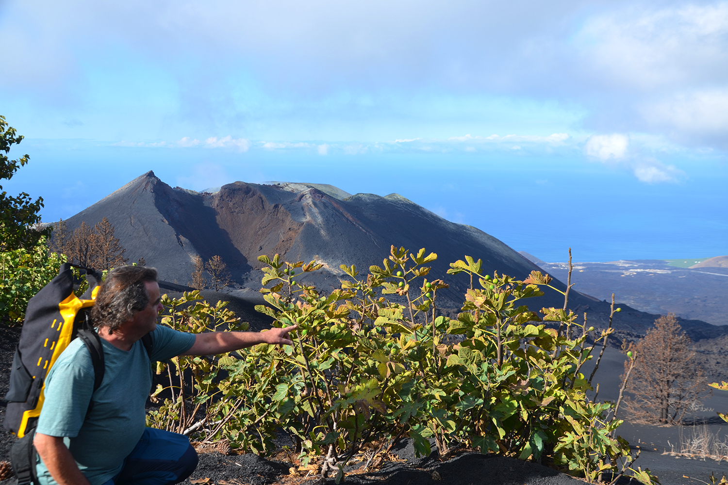 Ulrich Roth, Geschäftsführer von La Palma Travel, vor dem Vulkan Tajogaite