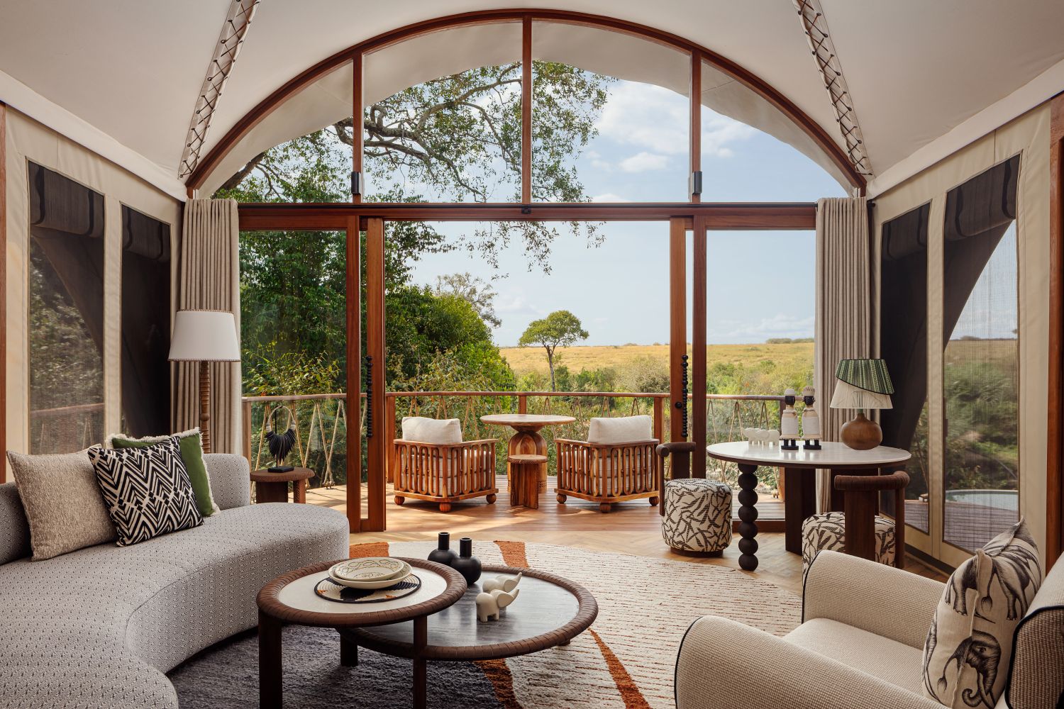 The Ritz-Carlton Masai Mara Safari Camp bietet 20 Zeltsuiten Elegante Suite im The Ritz-Carlton Masai Mara Safari Camp in Kenia mit modernem Design, Panoramaausblick auf die Savanne und exklusivem Safarierlebnis im Luxusambiente.