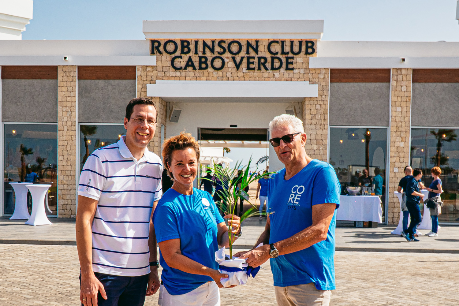 Robinson-Geschäftsführer Bernd Mäser (links) und Clubdirektorin Peggy Gau begrüßen den ersten Gast …