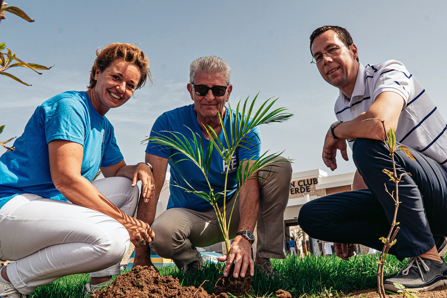 … mit dem sie gleich einen Baum pflanzen